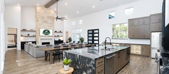 Near Frio~Free Golf~Pool~Hot tub~Two Kitchens~For 30