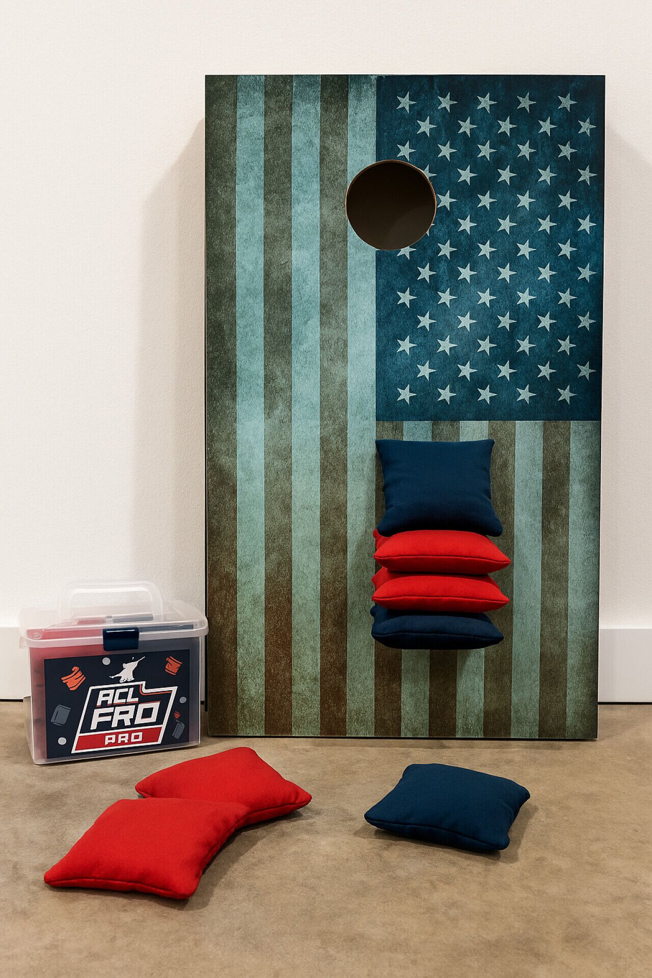 Una stanza con una parete decorata con motivo a bandiera americana, una scatola portaoggetti con l'etichetta "ACL PRO" e due cuscini sul pavimento.