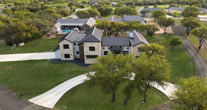 Near Frio~Free Golf~Pool~Hot tub~Two Kitchens~For 30