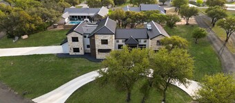 Near Frio~Free Golf~Pool~Hot tub~Two Kitchens~For 30