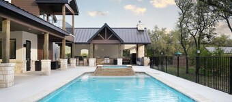 Near Frio~Free Golf~Pool~Hot tub~Two Kitchens~For 30