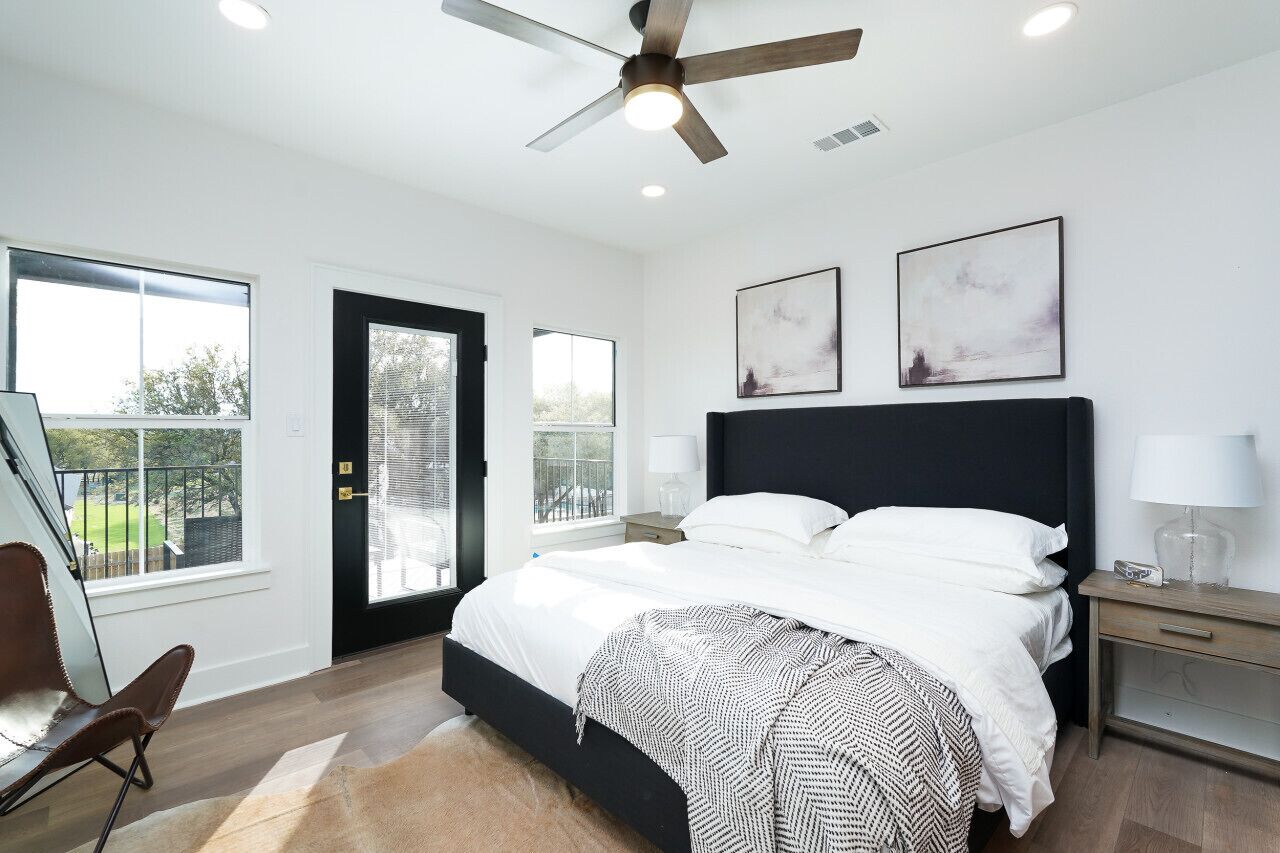 7 間睡房、書桌、熨斗/熨衫板、可攜式嬰兒床