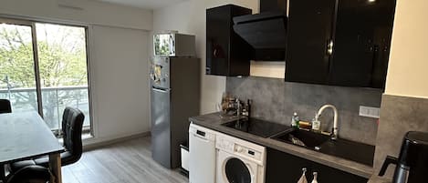Refrigerador, microondas, horno y parrilla de estufa