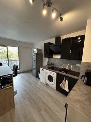 Een koelkast, een microgolfoven, een oven, een kookplaat