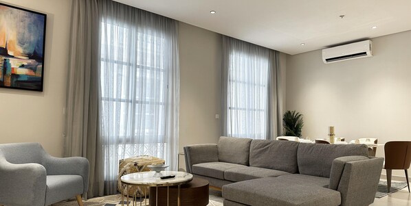 Design-Apartment, 3 Schlafzimmer | Wohnbereich | 55-Zoll-Smart-TV mit Kabelempfang