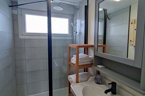 Douche, sĂšche-cheveux, serviettes fournies