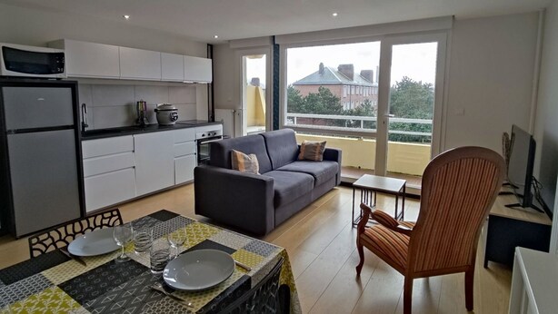 A modern apartment with a kitchen, dining area, and a balcony with a view. - Appartement 4 Personnes à Berck (Berck-sur-Mer)