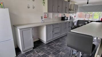 Kylskåp, mikrovågsugn, ugn och spishäll