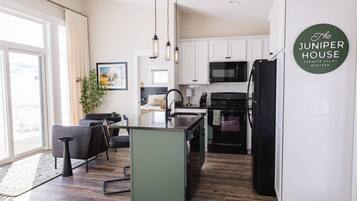 Jääkaappi, mikroaaltouuni, uuni, liesi