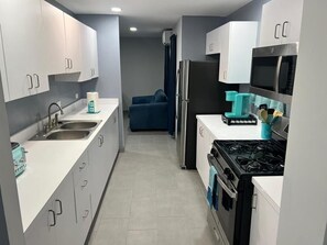 Kjøleskap, mikrobølgeovn, ovn og kokeplater