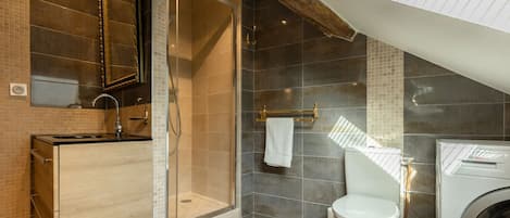 Shower, hair dryer, towels