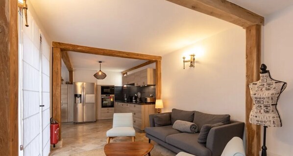 Televisión y chimenea 