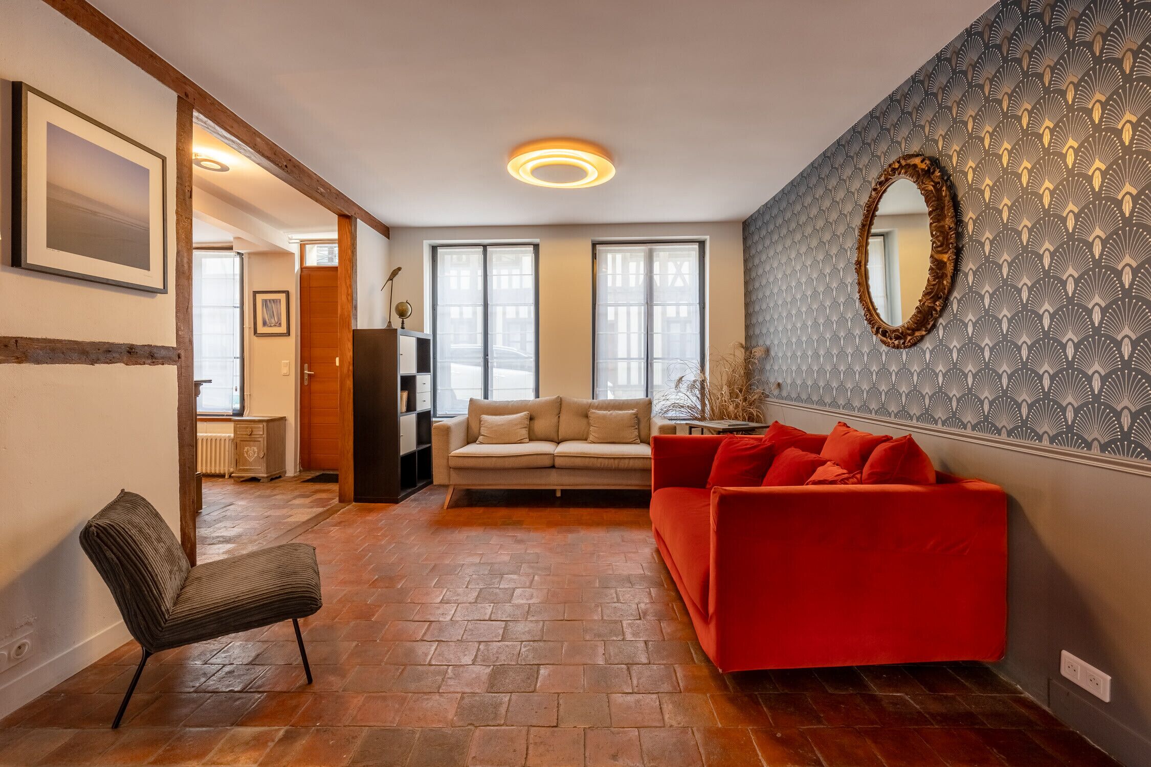 Télévision, cheminée, livres