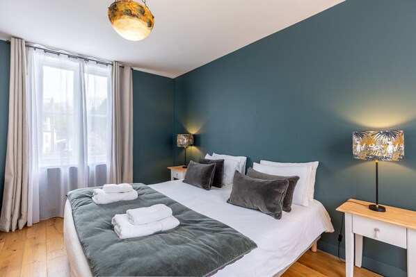 5 bedrooms, iron/ironing board, WiFi, bed sheets