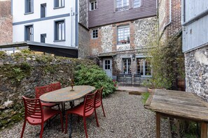 Outdoor dining - La Maison de Honfleur, Atypical house, Honfleur center 12P (Honfleur)
