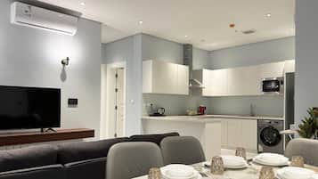 Departamento de diseñador, 2 habitaciones | Área de sala de estar | Smart TV de 55 pulgadas con canales por cable