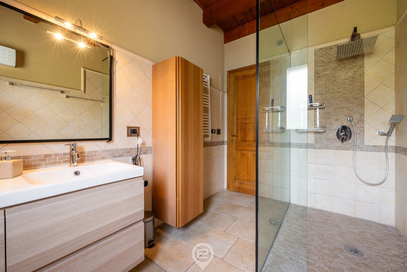 Douche, sèche-cheveux, bidet, serviettes fournies