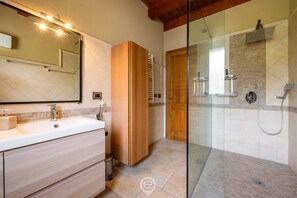 Dusche, Haartrockner, Bidet, Handtücher