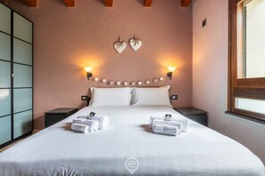 4 slaapkamers, een bureau, een strijkplank/strijkijzer, reisbedje