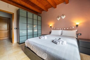 4 Schlafzimmer, Schreibtisch, Bügeleisen/Bügelbrett, Reisekinderbett