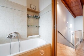 シャワー、ヘアドライヤー、ビデ、タオル