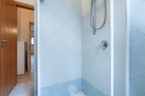 Een douche, een haardroger, een bidet, handdoeken