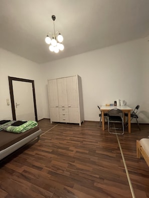 Basic Room | Free WiFi - U6 Schöpfwerk (Vienna)