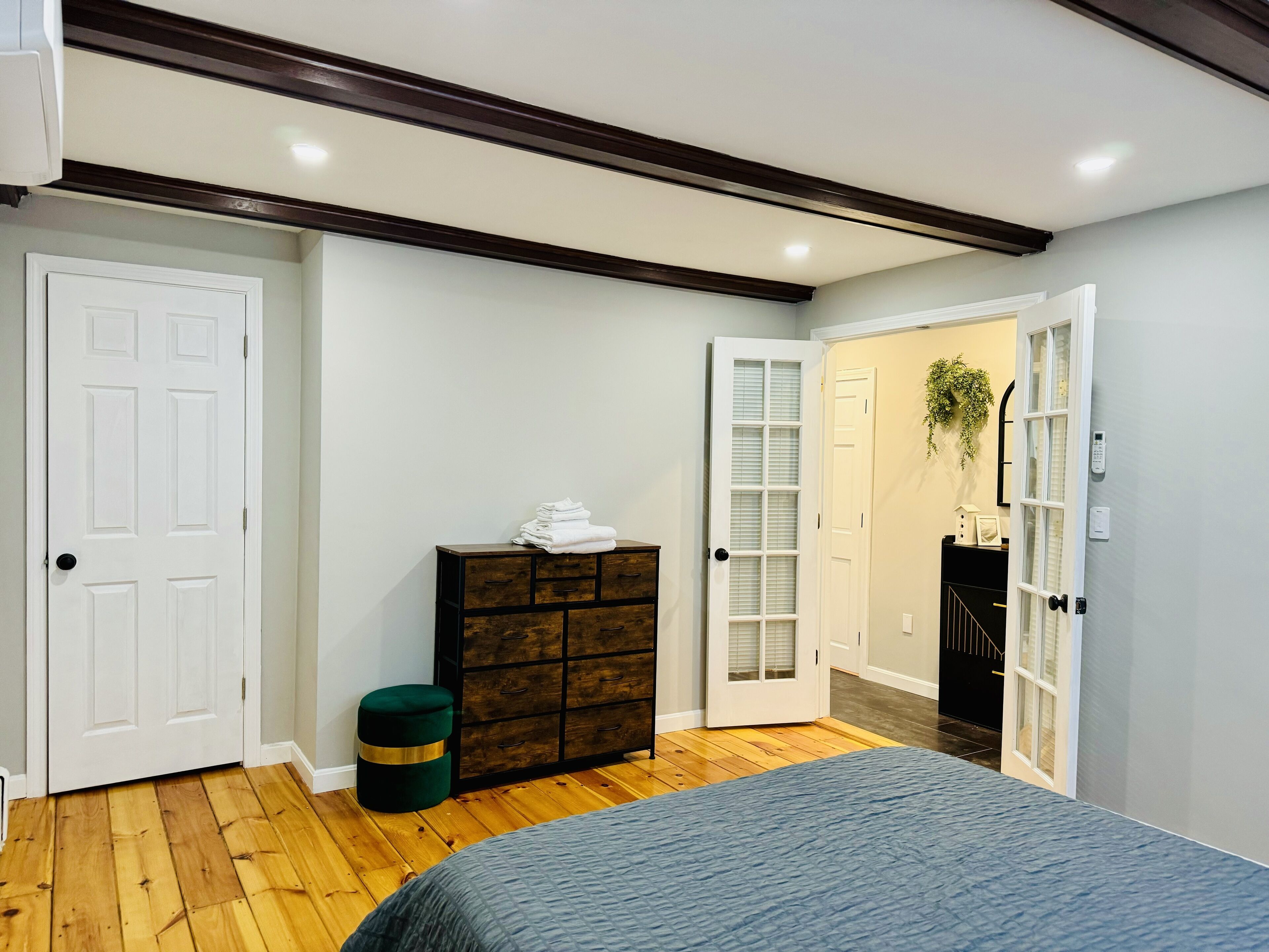 2 bedrooms, in-room safe, iron/ironing board, free WiFi