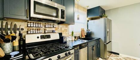 Réfrigérateur, micro-ondes, four, plaque de cuisson