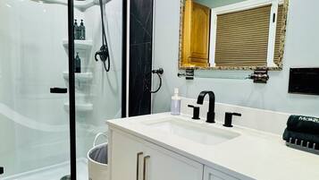 Regadera, secadora de cabello, toallas, jabón