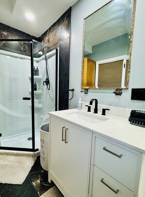 Bruser, hårtørrer, håndklæder, Sæbe