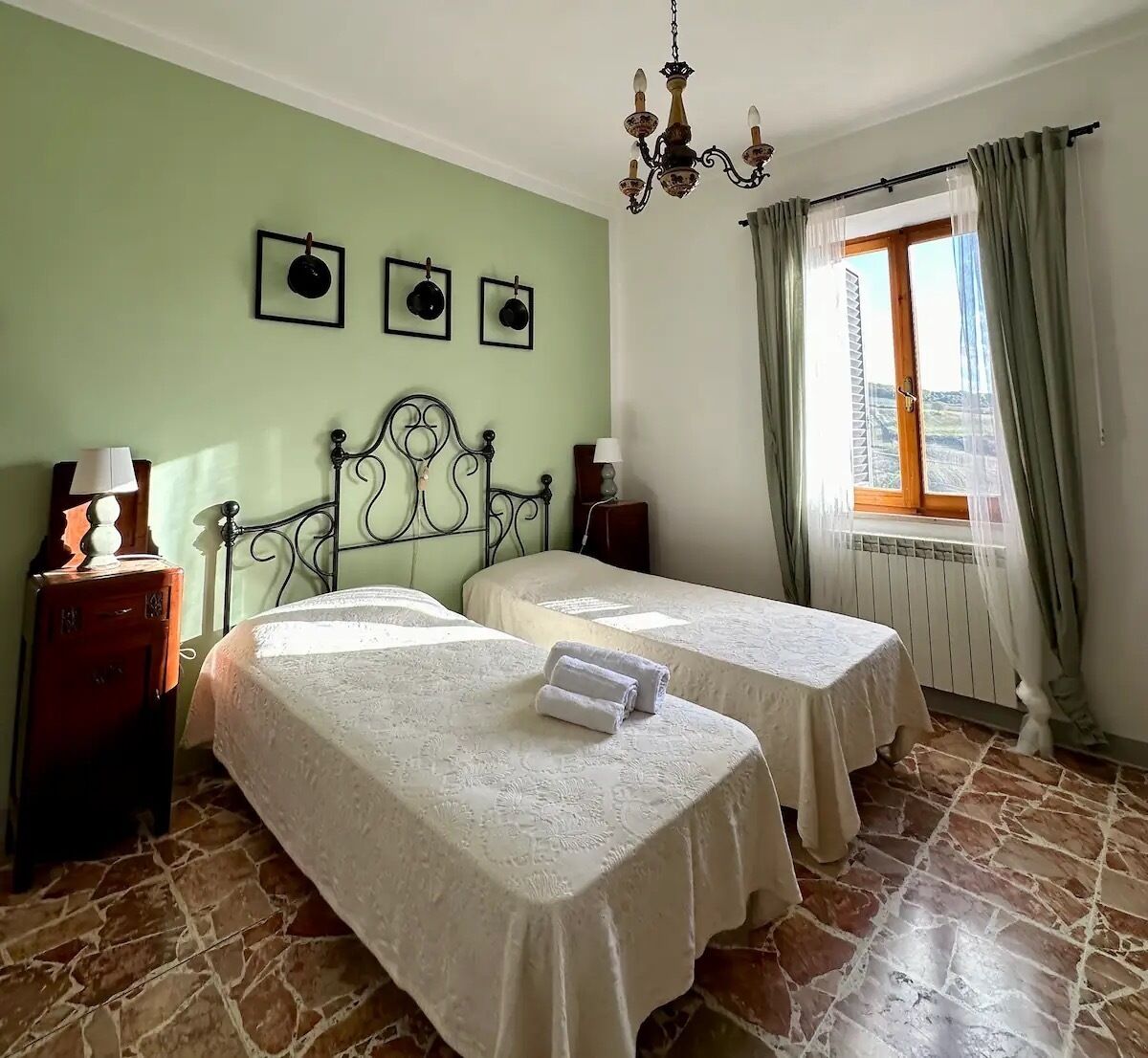 4 bedrooms, desk, iron/ironing board, travel crib