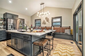 Geladeira, micro-ondas, fogão, cooktop