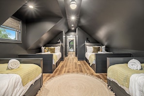 5 bedrooms, iron/ironing board, travel crib, WiFi - Heated Pool. Luxe STR/game room/fire pit/privacy (Mears)