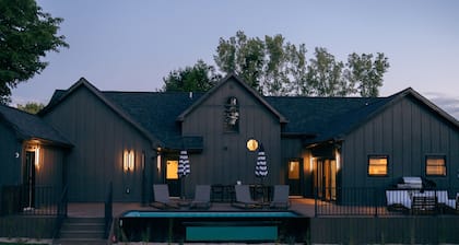 Heated Pool. Luxe STR/game room/fire pit/privacy