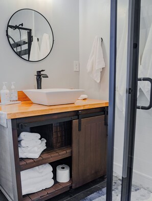 Shower, hair dryer, towels, soap - Raspberry Sunrise at Bear Lake! Views! Pool Table & Hot Tub!, 12pm Check In - 2pm Check Out (Garden City)