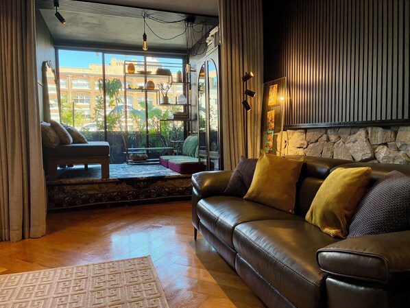 Smart TV, books, offices - Peaceful Luxury Surry Hills Apartment with office (Surry Hills)