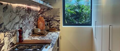 Kjøleskap, mikrobølgeovn, ovn og kokeplater