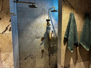 Haartrockner, Handtücher, Seife, Shampoo