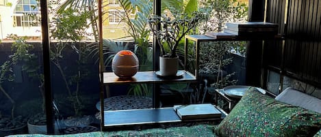 1 habitación, caja de seguridad en la habitación y escritorio