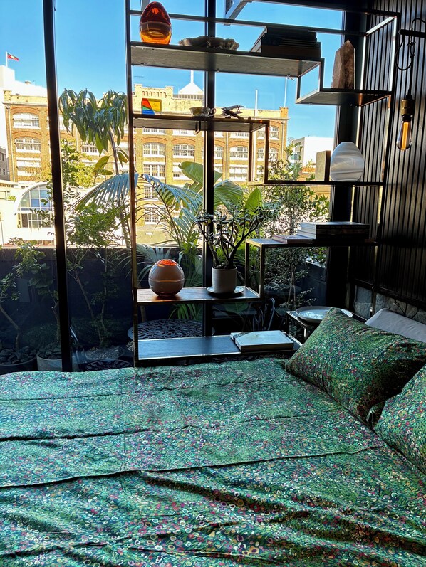 1 soveværelse, pengeskab på værelset, skrivebord, strygejern/strygebræt