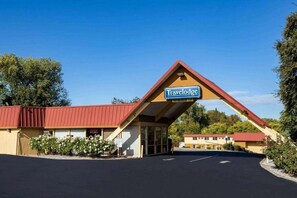 Exterior - Travelodge by Wyndham Red Bluff South of Redding (Red Bluff)