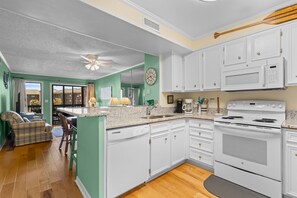 Køleskab, mikrobølgeovn, ovn, kogeplade