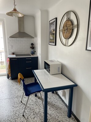 Réfrigérateur, micro-ondes, four, plaque de cuisson