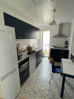 Kjøleskap, mikrobølgeovn, ovn og kokeplater