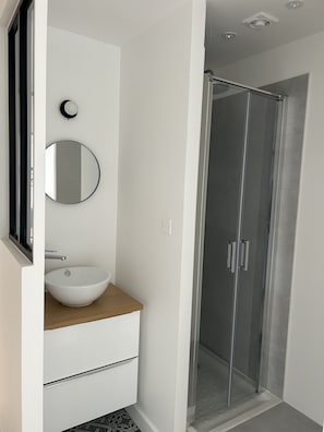 Douche, serviettes fournies, papier toilette