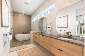 Douche, séchoir à cheveux, serviettes fournies