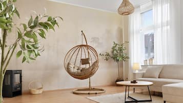 Smart TV, caminetto, libri