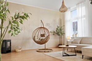 智能電視、壁爐、書籍