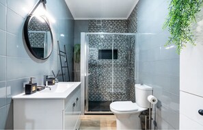 Dusche, Haartrockner, Handtücher, Toilettenpapier